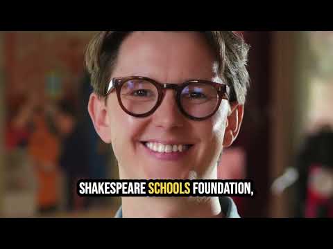 Ο Mike Tucker [Μάικ Τάκερ], επικεφαλής του Coram Shakespeare Schools Foundation [Ίδρυμα Κόραμ για τον Σαίξπηρ στα Σχολεία], παρουσιάζει το Shakespeare Schools Festival [Φεστιβάλ Σαίξπηρ των Σχολείων], το μεγαλύτερο φεστιβάλ νεανικού θεάτρου στον κόσμο. Μαθητικές ομάδες από ολόκληρο το Ηνωμένο Βασίλειο ανεβάζουν σε επαγγελματικές σκηνές ημίωρες, συντομευμένες εκδοχές έργων του William Shakespeare [Ουίλλιαμ Σαίξπηρ]. Ο θεσμός συνεχίζει τη μακρά παράδοση του σχολικού θεάτρου στην αγγλική εκπαίδευση.