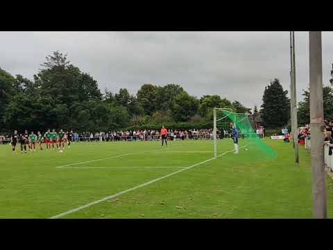 Mats Hinrichs (Hohenwestedt) hält im Kreispokalfinale 24/25 einen Elfer von Leon Apitz (Eckernförde)