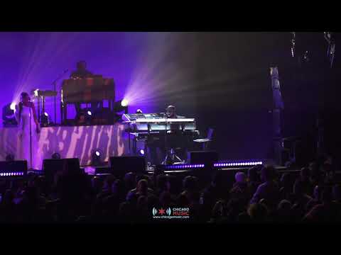 ChicagoMusic.com: Maxwell Travis Sayles Talkbox Solo at Chicago Theatre