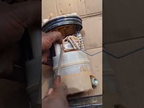 How to remove the fuel pump level sensor#nissan tilda#subscribe