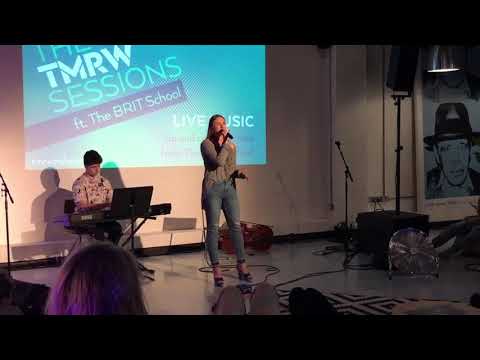 Wiktoria Tracz - In The Middle (original song)