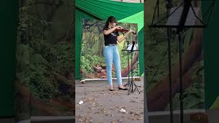 Vitória da Conquista: Música Oração, ao som de violino, durante lançamento do jornal Eco Teens