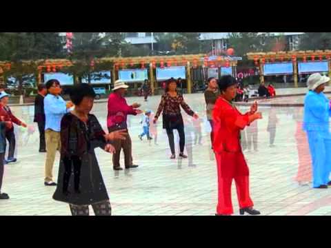 В здоровом теле, здоровый дух... Вечерний отдых китайцев на главной площади города Хуньчунь, провинция Цзилинь, Китай.