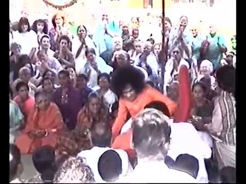 Sri Sathya Sai Baba, Inzegening Huizen op 1 April 1999 in India.