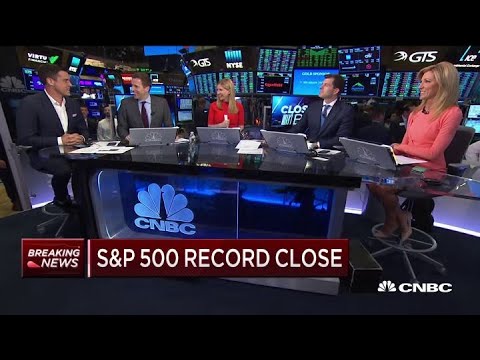 S&P500は史上最高値を更新 (S&P 500 closes at a record high)