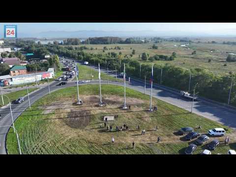 5 на 3 метра каждый на высоте  18 метров: въезд в столицу Хакасии украсили сразу 4 флага