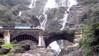 preview picture of video 'Train Crossing Dudhsagar Falls, Goa'