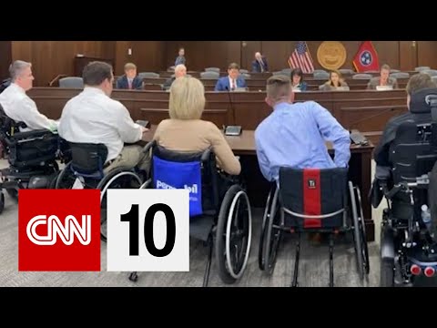 ティーンエイジャーが議員を説得して車いすで一日を過ごす (Teen Convinces Lawmakers To Spend A Day In Wheelchairs)