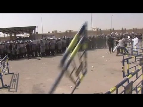 محاكمة مبارك: اشتباكات بين الاهالي وقوات الامن