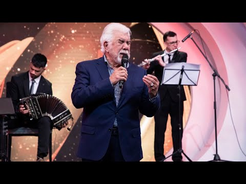 Raúl Lavié cantó "Bicicleta blanca", un sentido homenaje a Astor Piazolla en el final de Almorzando