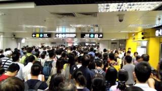 港鐵九龍塘站東鐵綫南面大堂人山人海的情況