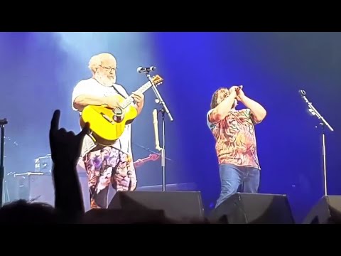 Tenacious D perform ''Sunshine of Your Love'' by Cream