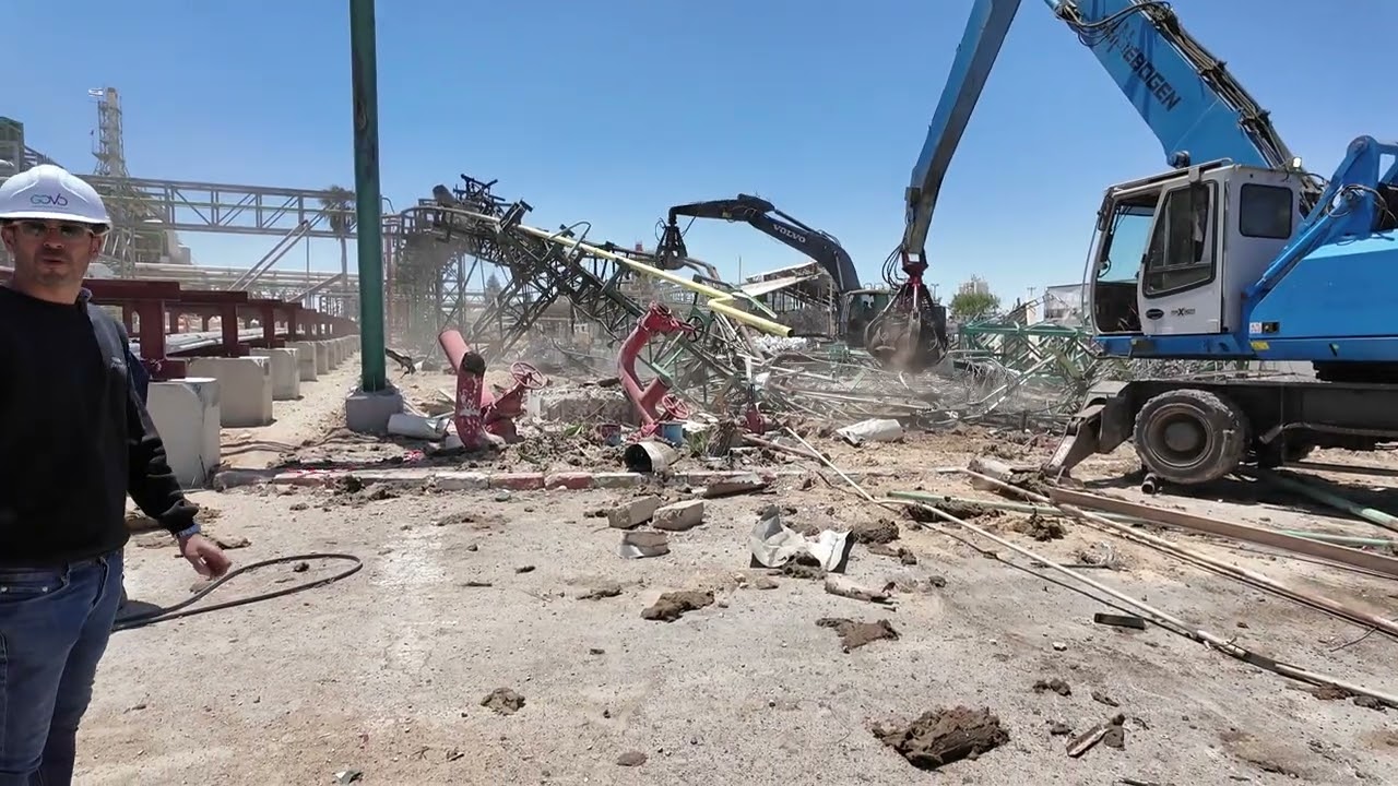 פירוק גשר צנרת ענק – מפעלי אדמה (פגיעת טיל)