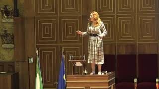In piedi sul leggìo in Aula Magna, Università di Padova / Gabriella Greison declama Baudleaire
