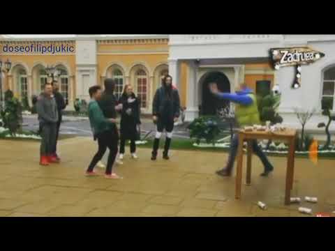 Filip Đukić pogađa limenke  /reality show