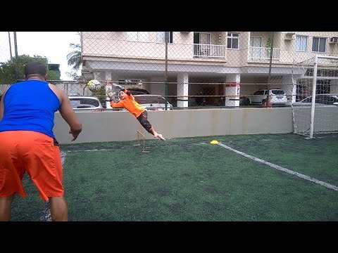 Defesas espetaculares e magnificas do Goleiro Bernardo Liberato num dia de treino - 2007