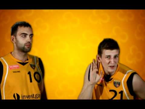 Adam Waczyński i Marcin Stefański zagrzewają kibiców do dopingu w meczu z Polpharmą