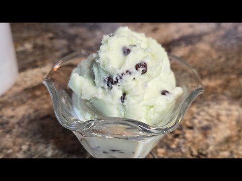 Homemade mint chocolate chip icecream NO CREAM NEEDED 😋 