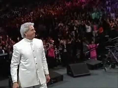 Benny Hinn sings "I am the Lord That Healeth Thee"