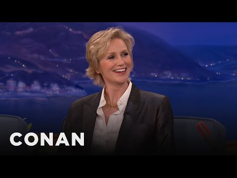 奧巴馬總統認可簡-林奇從 "40歲的處女"-CONAN在TBS的 (President Obama Recognized Jane Lynch From "The 40-Year-Old Virgin" - CONAN on TBS)