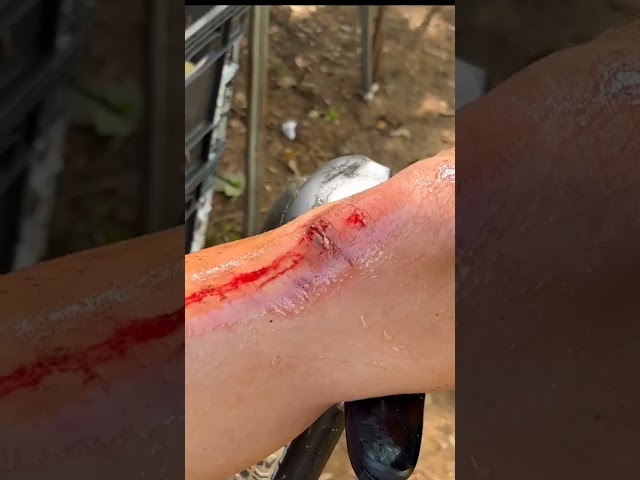 Vídeo relacionado con Legami - Juego de 30 Adornos para radios de Bicicleta, fáciles de enganchar y Quitar, para niños, Tema del Espacio