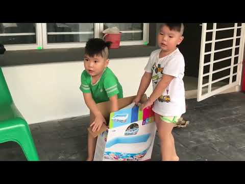 Aiden & Kingsley was Unboxing the Kids swimming pool 👬. Let Do It!