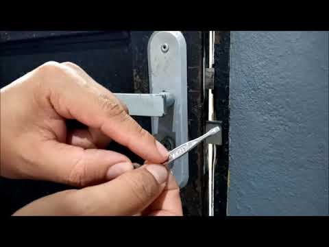 Abrindo Fechadura da Porta com uma Pinça