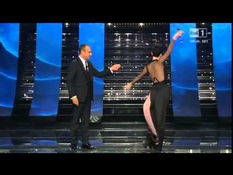 Sanremo 2015 - L'ingresso di Arisa - Seconda serata 11/02/2015