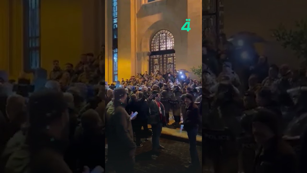 فيديو | متظاهرون يحاولون اقتحام البرلمان اللبناني بسبب خلاف على رواتب العسكريين في الموازنة
