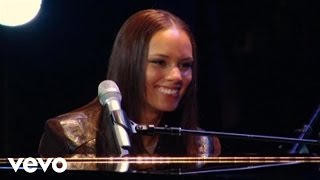 Download lagu Alicia Keys - Fallin' (Live at NYU Yahoo Pepsi Smash) mp3 Download lagu Alicia Keys - Fallin' (Live at NYU Yahoo Pepsi Smash) mp3