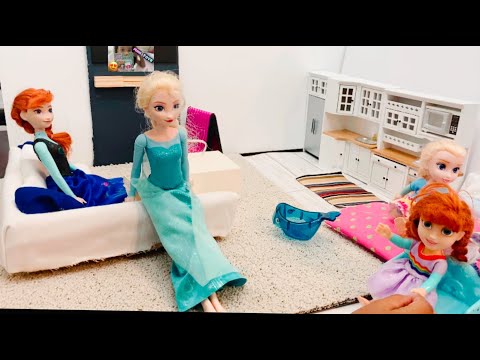 Moving to a new home ! Elsa & Anna toddlers - unpacking - Barbie dolls