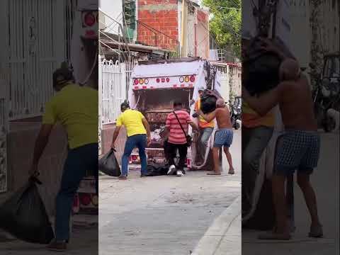 Eu meus vizinhos que foi jogar as coisas no caminhão de lixo veja