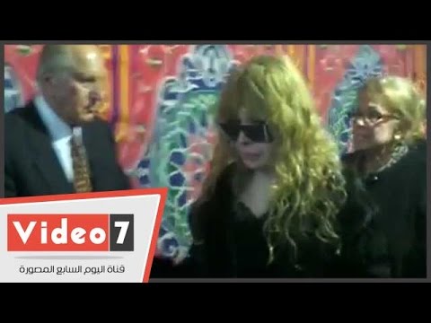 بالفيديو.. انهيار الفنانة نيللى فى عزاء شقيقتها "فيروز" بالحامدية الشاذلية