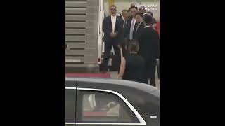 Download lagu Chinese FM Wang Yi bids farewell to US president Trump at the airport mp3