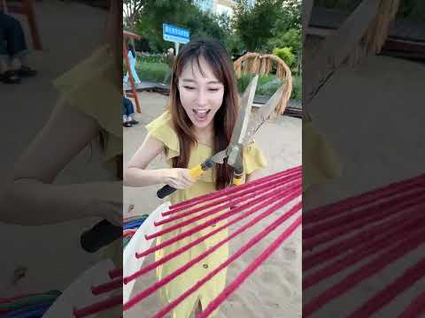 乘着男友在吊床上熟睡，把吊床剪掉让他体验一下虚拟泳池的透心凉