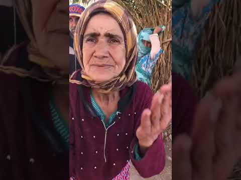 Oudere moeder krijgt voedselpakket en doet dua HUDATV