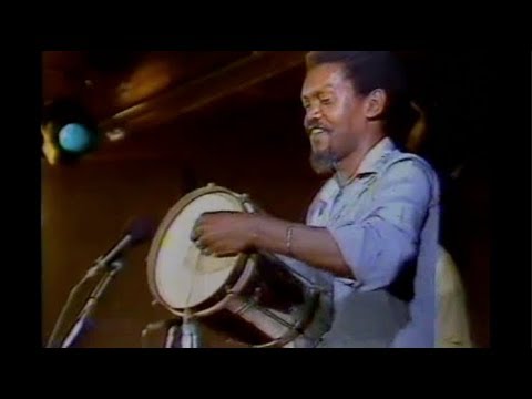 Ovídio Brito em um solo de cuíca espetacular