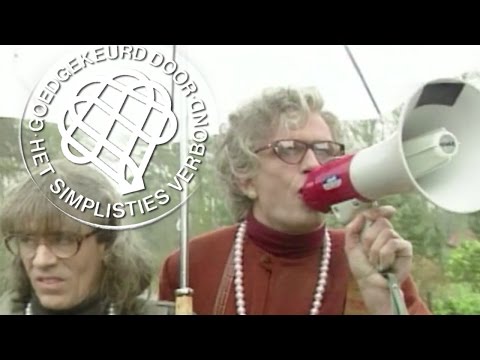 De zusjes Veenendaal demonstreren tegen racisme - Van Kooten en De Bie