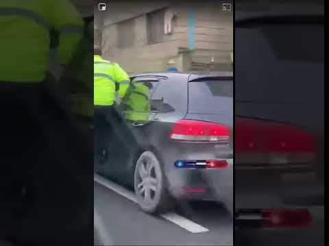 Imagini incredibile surprinse în trafic. Ce a făcut un poliţist pentru a împiedica un şofer să fugă de amendă