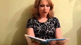 Девушка сидя на вибраторе читает сказку, но не может сдержать...