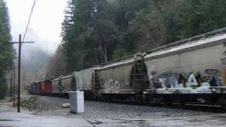 preview picture of video 'UP 7647 Leads Northbound MRVEU Past Sims, California'