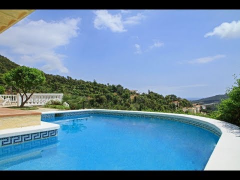 Nice property composed of 2 villas for 8 people in total, with private pool and barbecue.