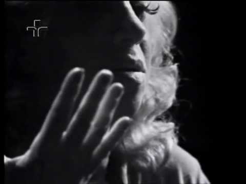 Dora Lopes canta "Baralho da vida"