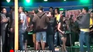 Download lagu Dangdut hot berdarah berujung ricuh adu jotos mp3