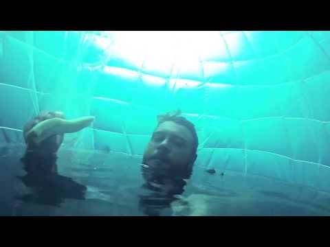 Trapping an air bubble underwater