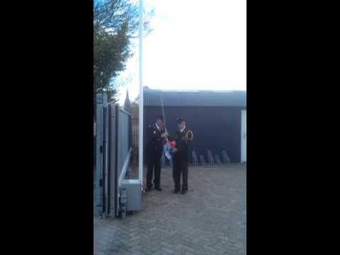 Brandweer Nederhorst den Berg hijst vlag koninginnedag 2013