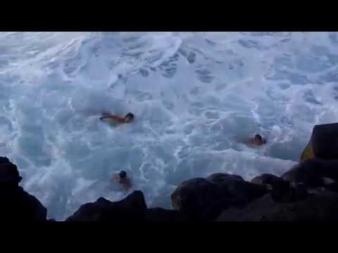 Questi ragazzi si tuffano nella bocca della morte. Guardate cosa succede!