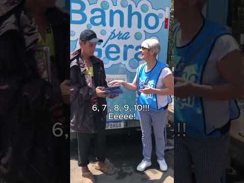 Veja a entrega dos livros do Escritor das Ruas, Jaci no Banho pra Geral em São Paulo #shorts