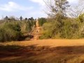 Un copiloto arriesga su vida corriendo un 'rally' sentado sobre el motor del coche