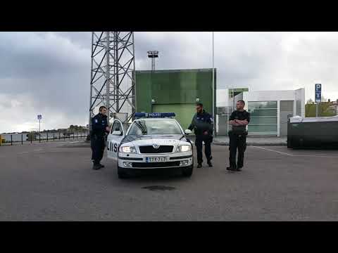 Poliisi rikkoo auton ikkunan